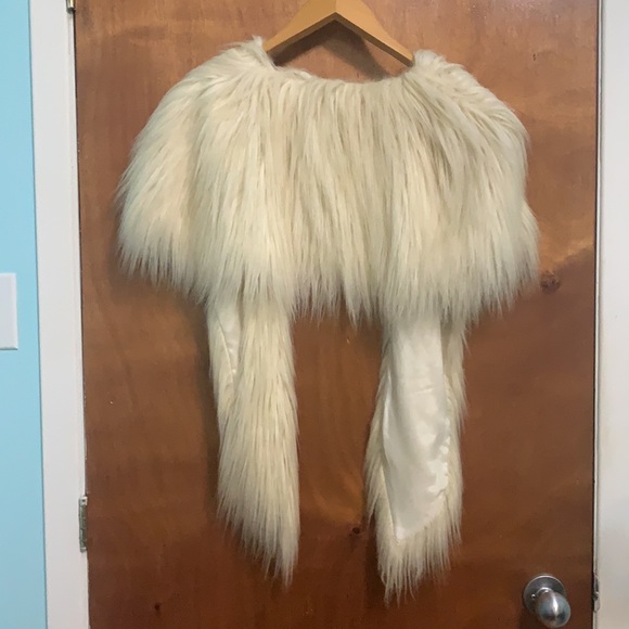 Glamorous angel wings shawl fun “ fur “ - Picture 3 of 5